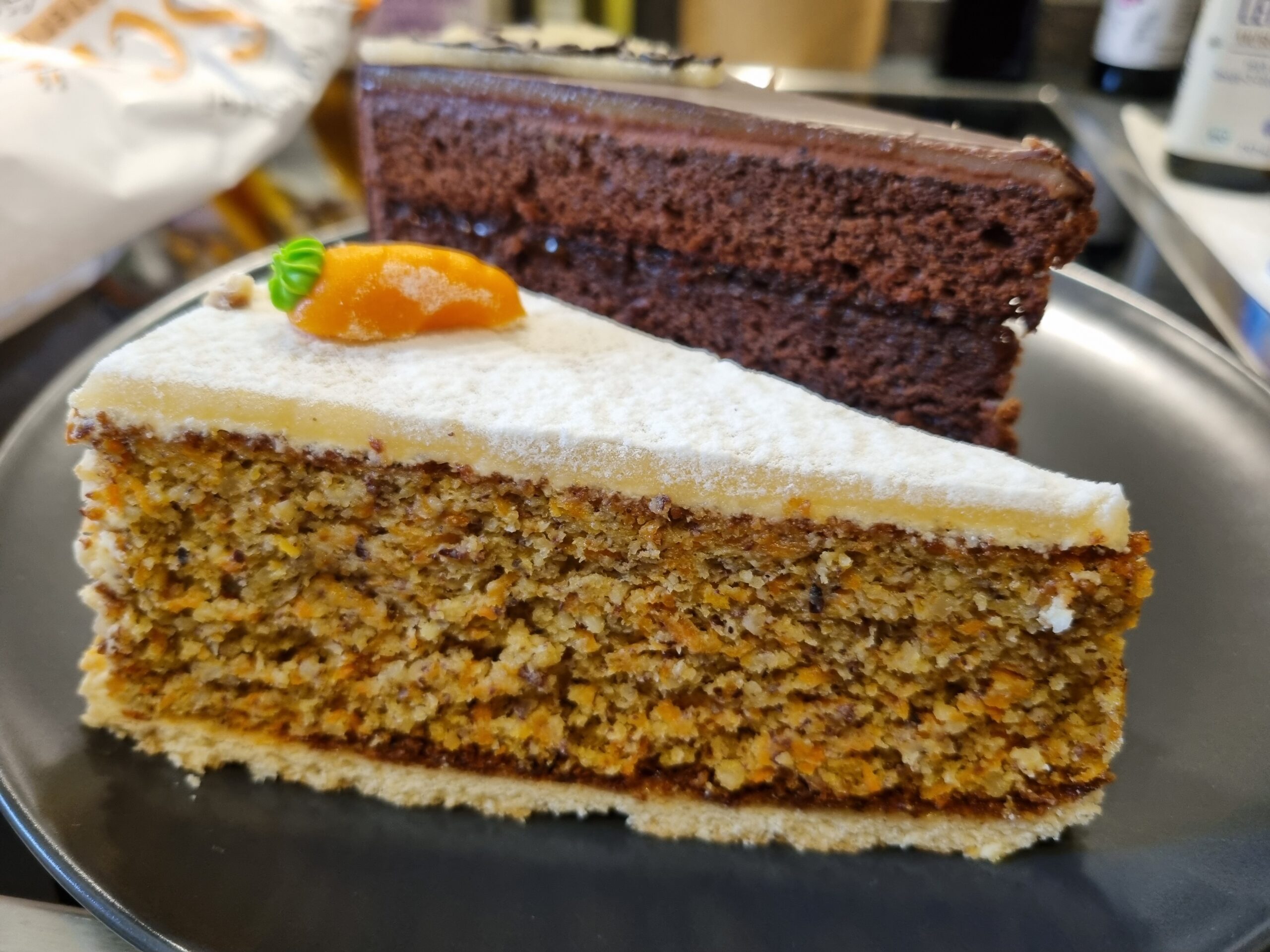 2 Stück Kuchen auf einem Teller