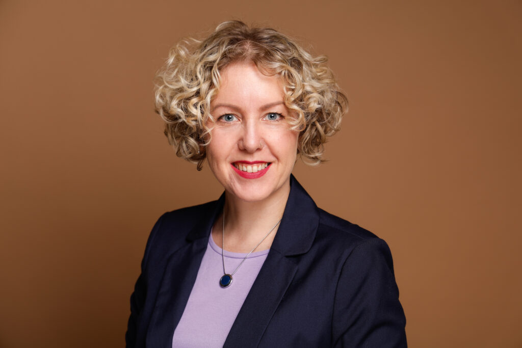 Frau im Portraitmodus.